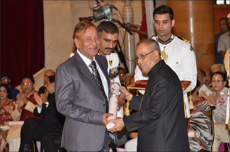 THE SECRETARY General  OF THE Confederation mr.J L Kaul receiving Padmashri Award from the president of India Sri Pranab Mukherjee